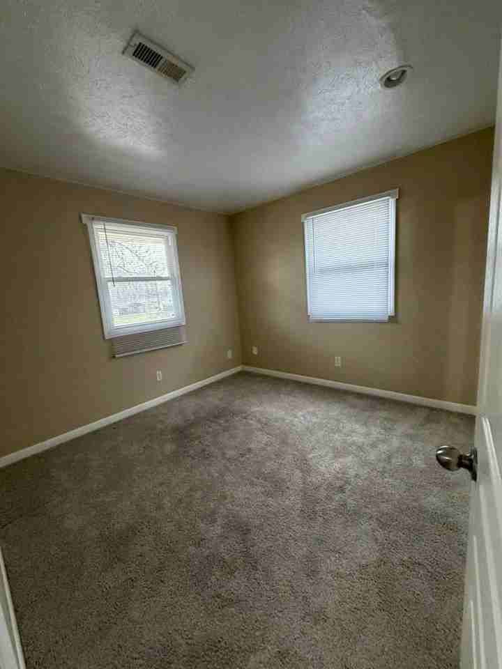 801 Deerfield Road - Photo 6 of 11