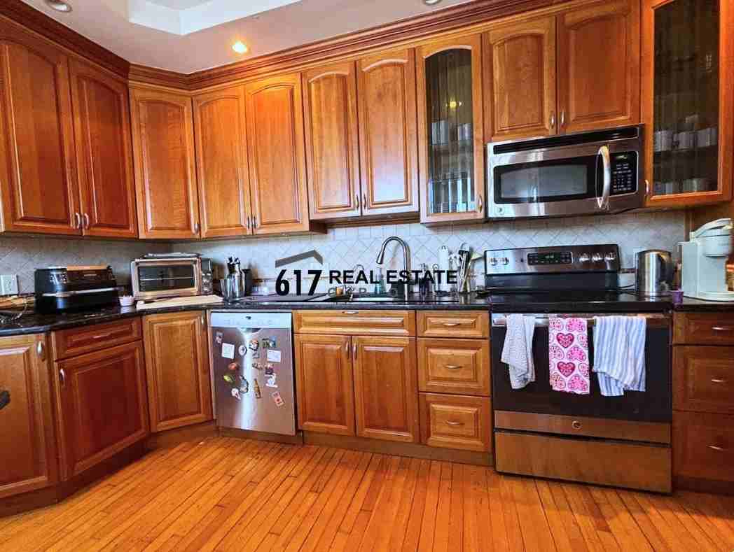 399 Washington St #4 - Photo 4 of 11