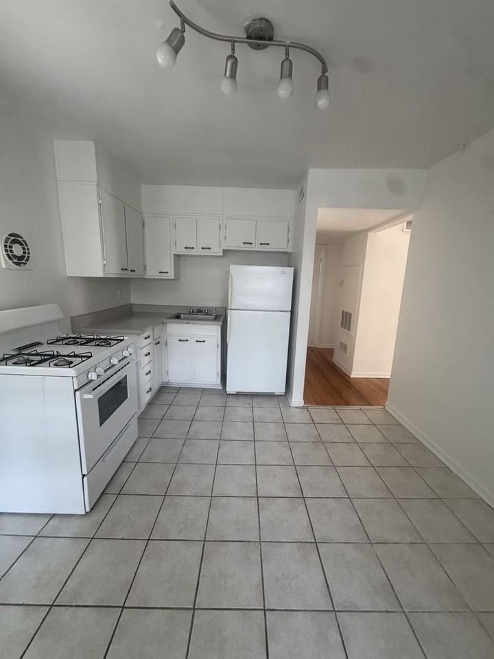 215 Hillcrest Ave - Photo 3 of 10