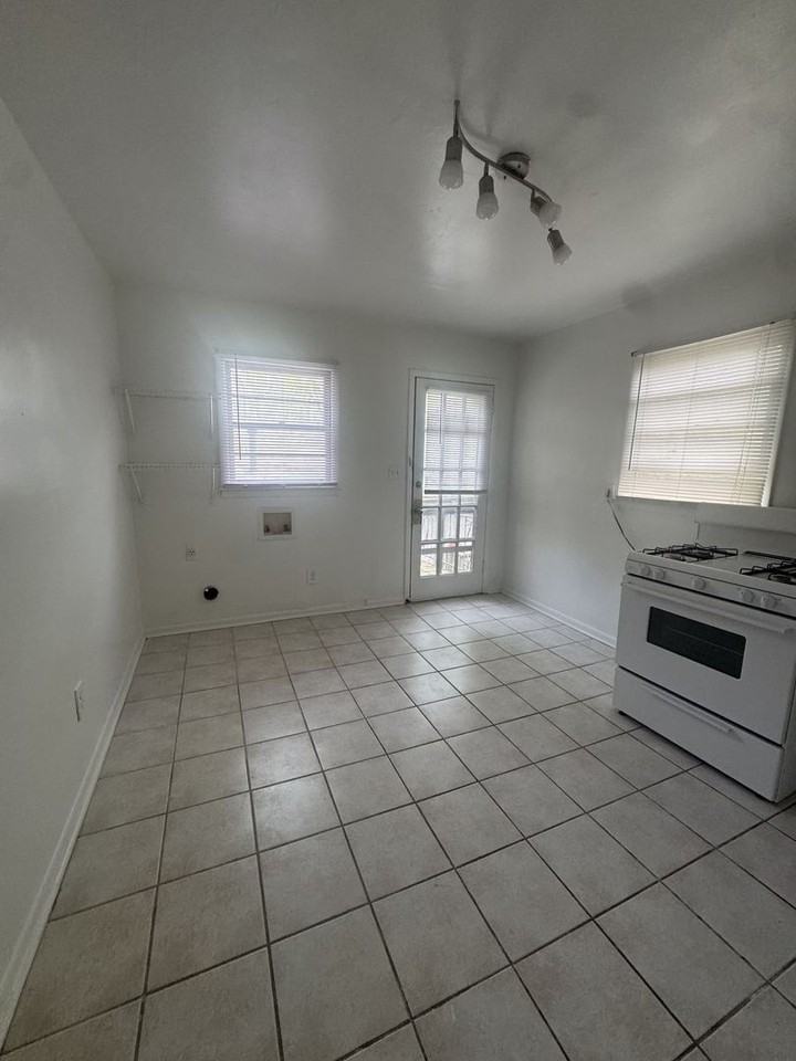 215 Hillcrest Ave - Photo 4 of 10