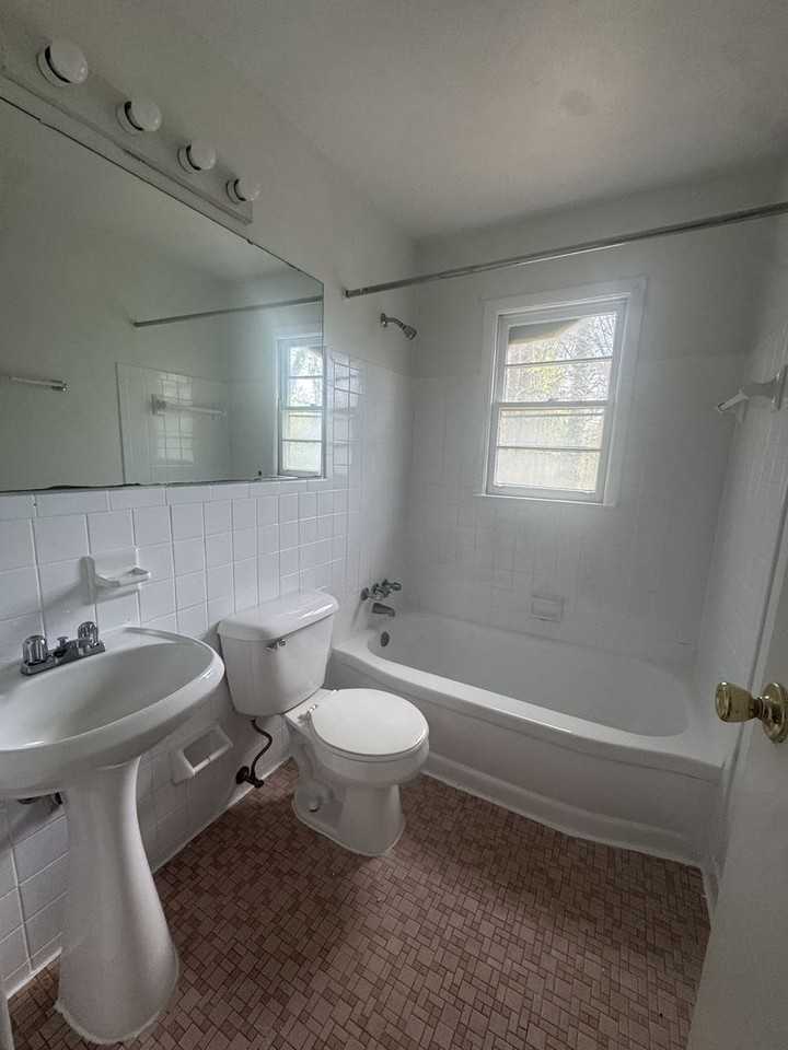 215 Hillcrest Ave - Photo 6 of 10