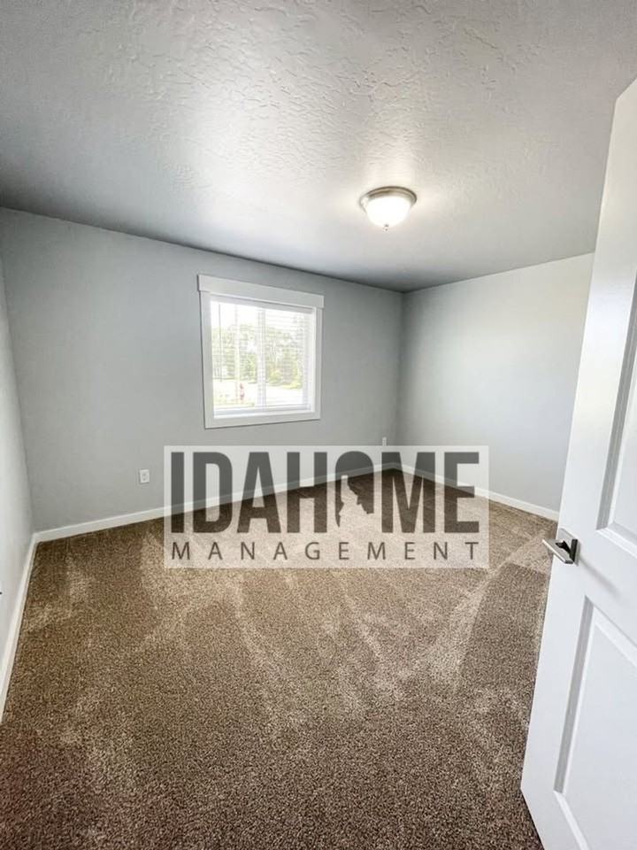 1274 Sawtooth St - Photo 2 of 13