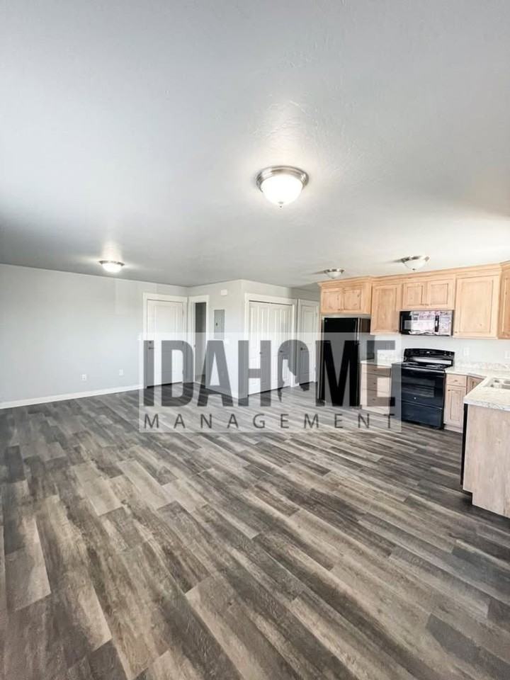 1274 Sawtooth St - Photo 3 of 13