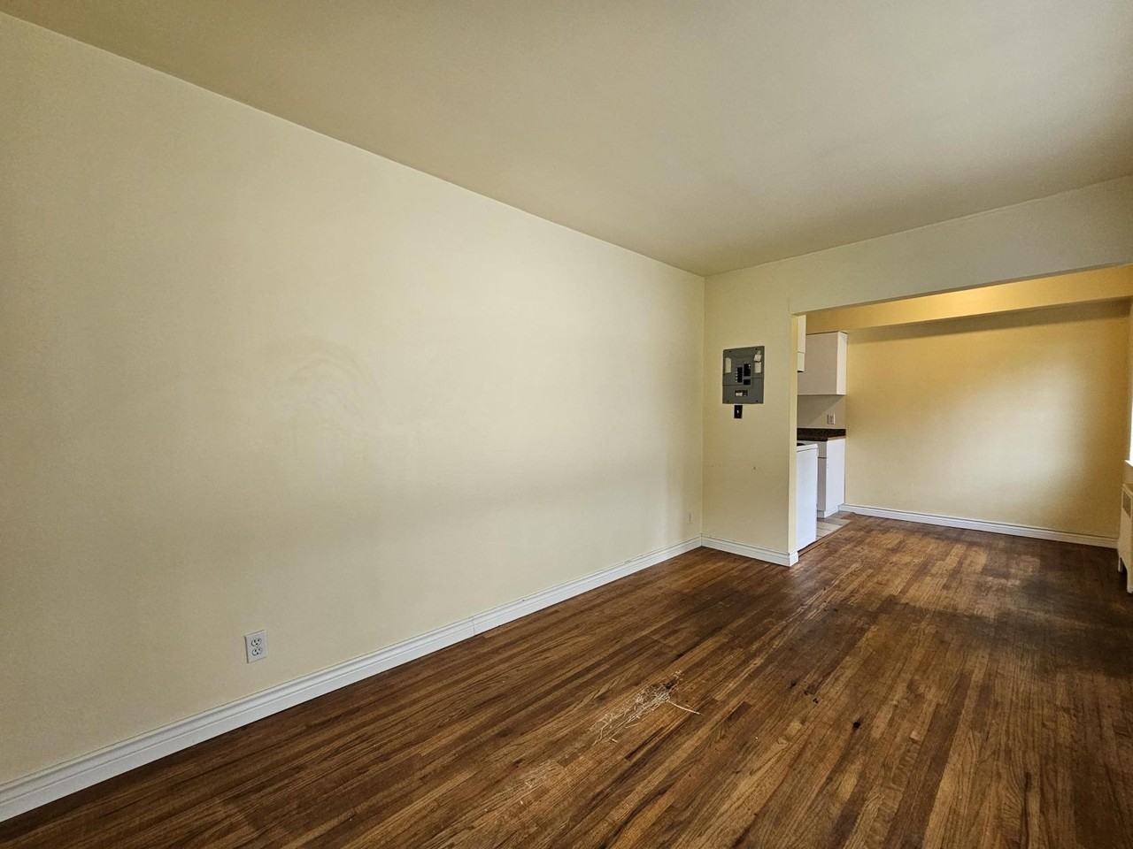 6780 Sussex Avenue - Photo 4 of 12