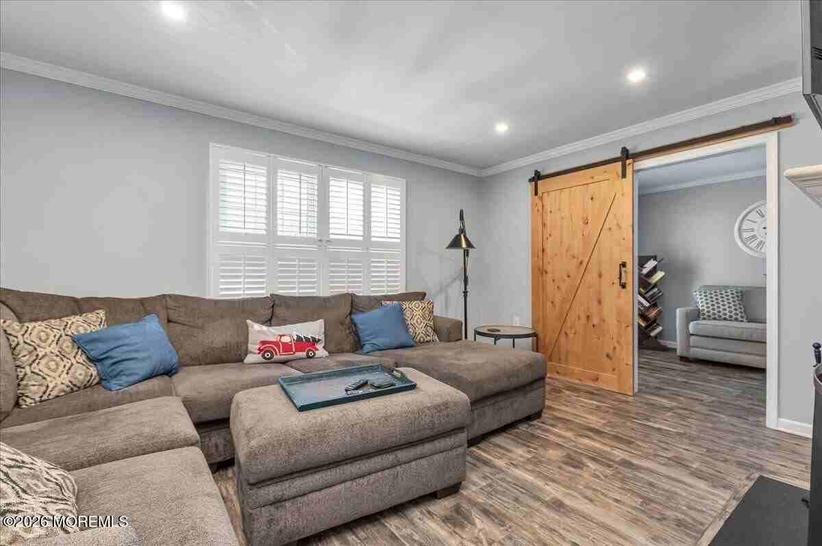 114 Wellington Pl - Photo 2 of 5