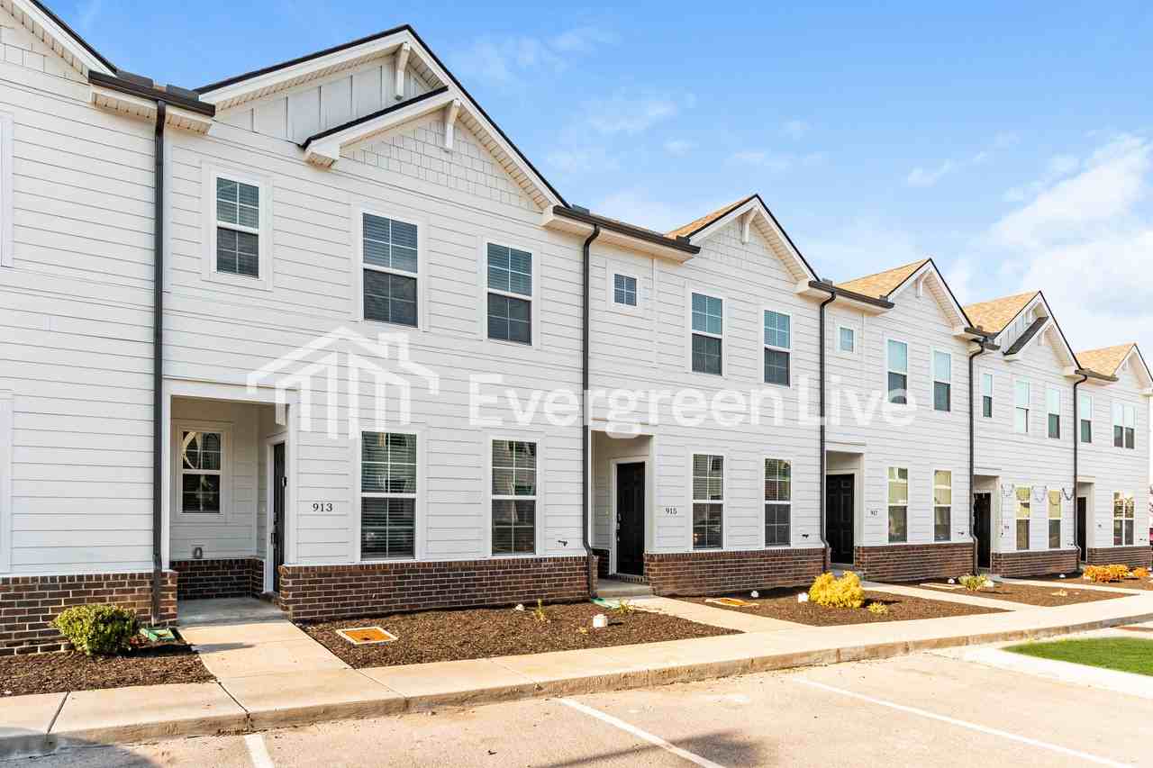 913 Hamilton Crossing Sq - Photo 2 of 15
