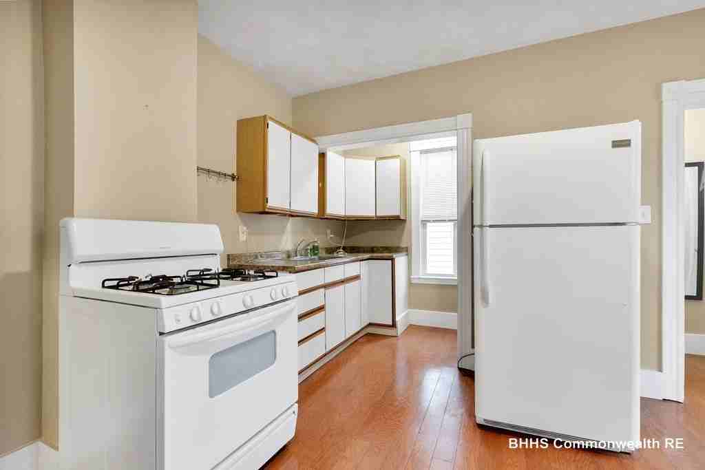 199 Beacon St #B - Photo 3 of 16