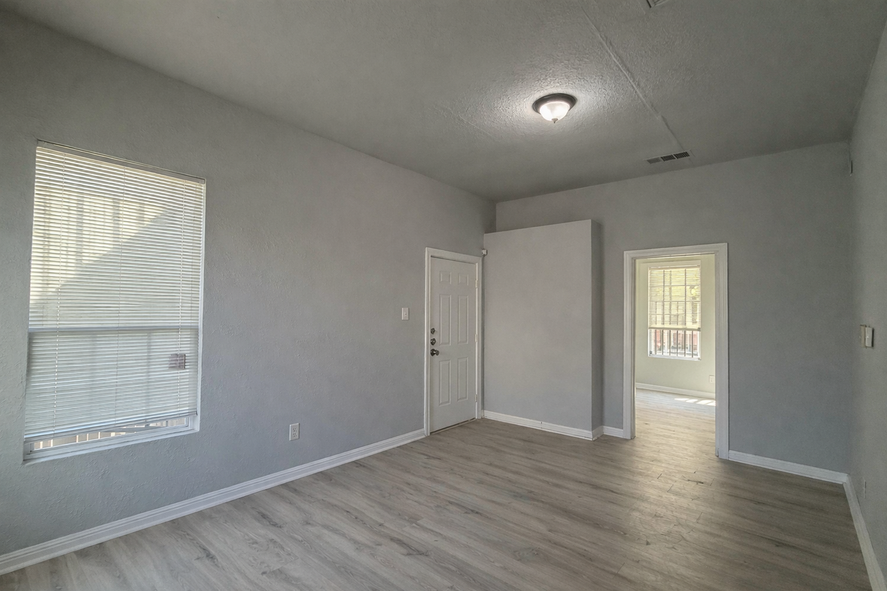 2715 Dathe St - Photo 3 of 37
