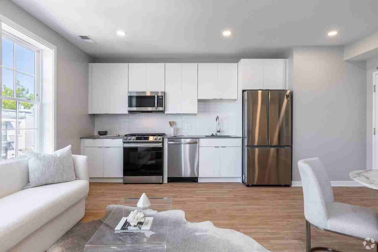 Define Glover - Photo 4 of 50