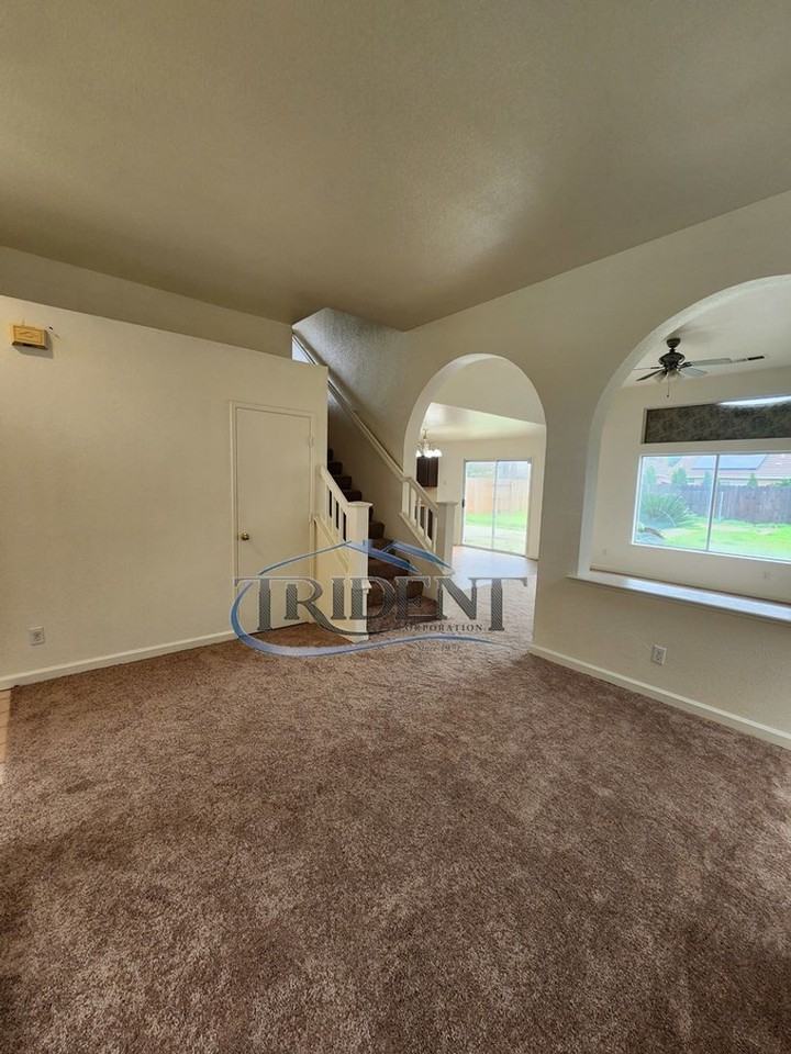 1671 Southpointe Dr - Photo 3 of 27