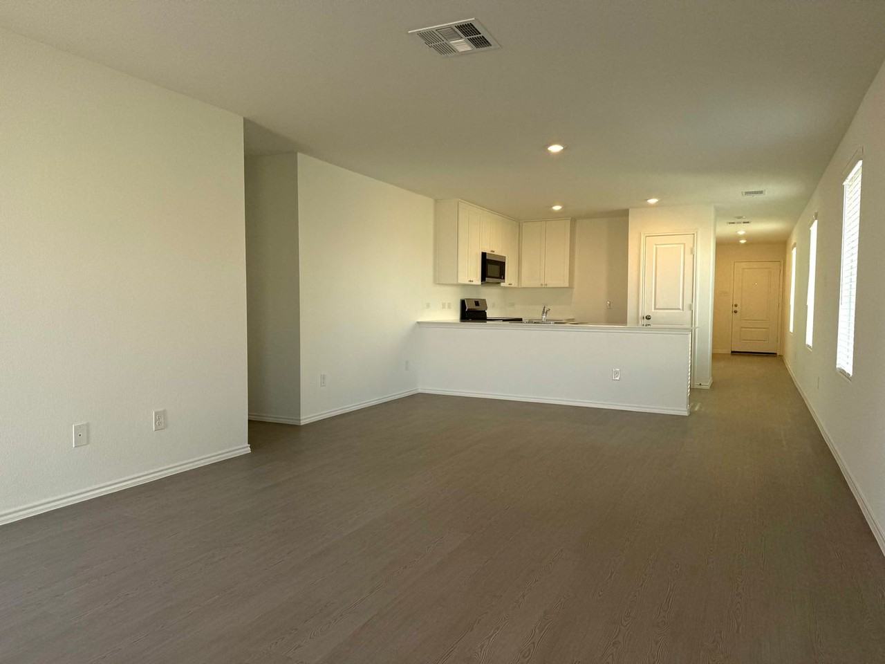 242 Kings Row Ln - Photo 3 of 14