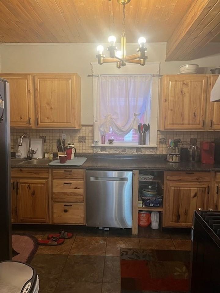 121 E Scribner Ave - Photo 5 of 11