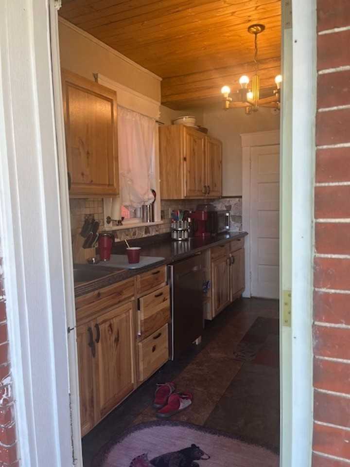 121 E Scribner Ave - Photo 6 of 11