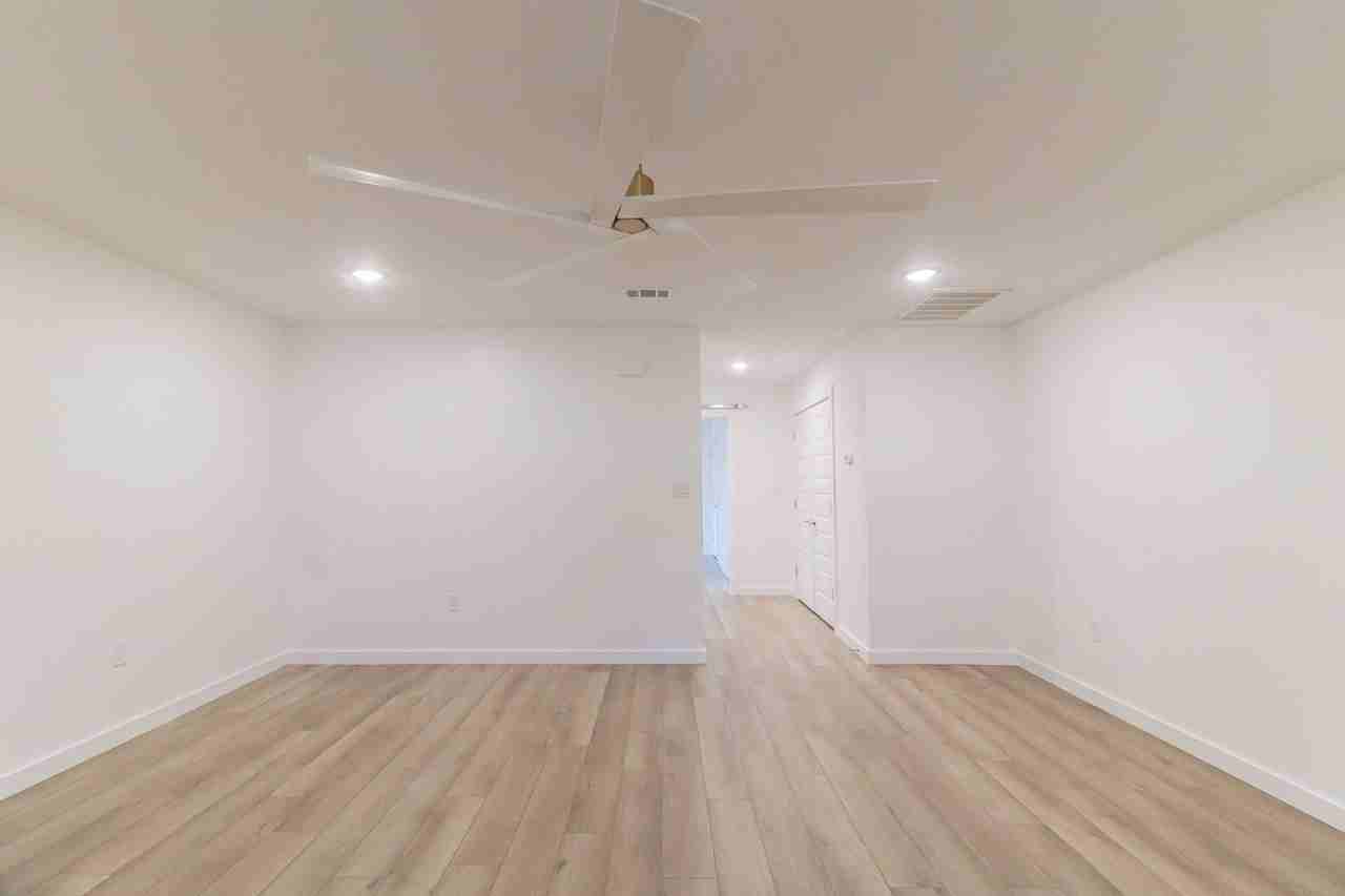 805 E Oak Ave #4 - Photo 4 of 17