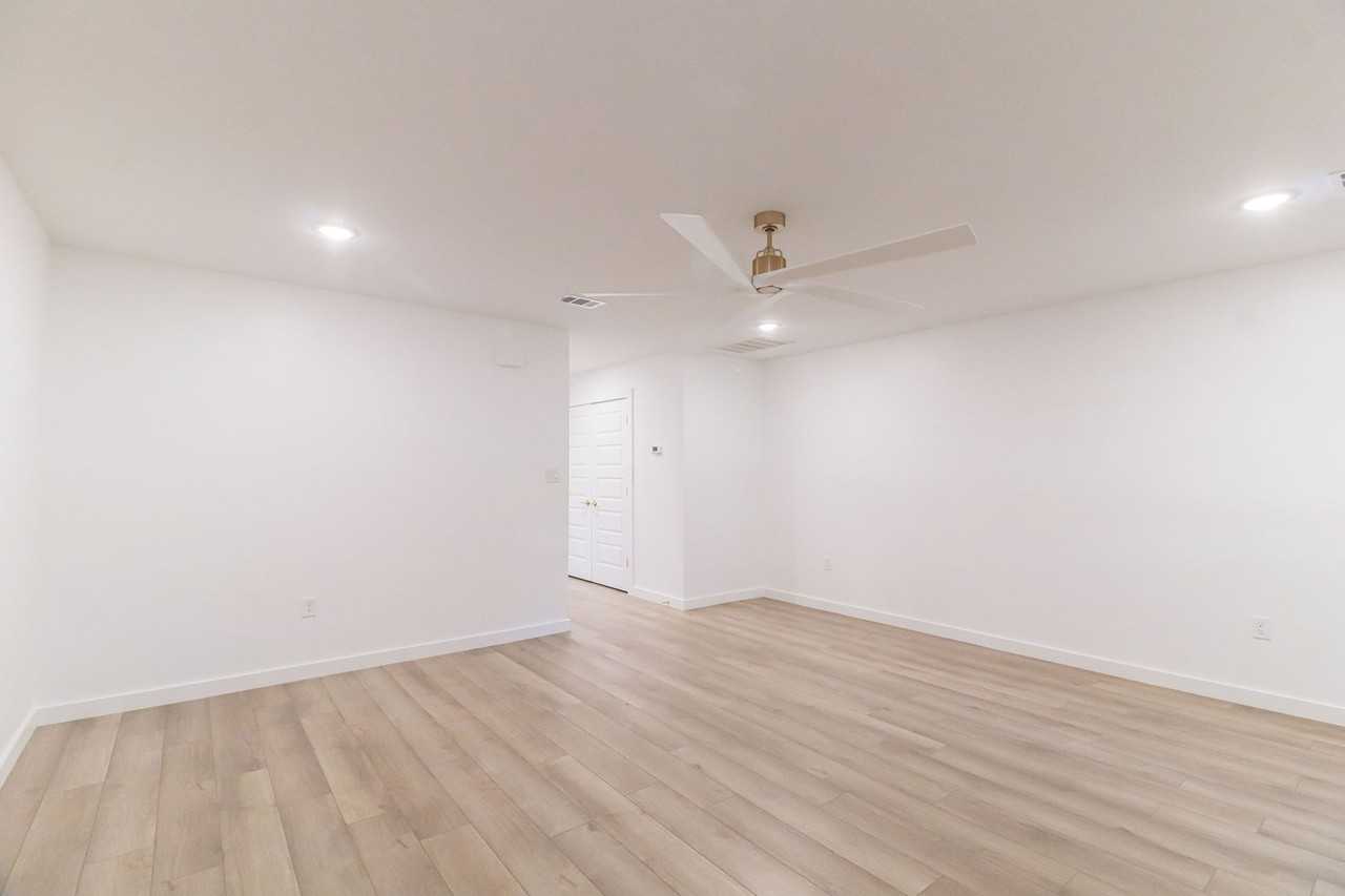 805 E Oak Ave #4 - Photo 6 of 17