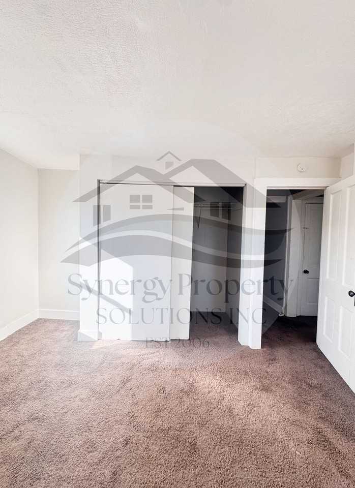 328 N Columbus St - Photo 2 of 10