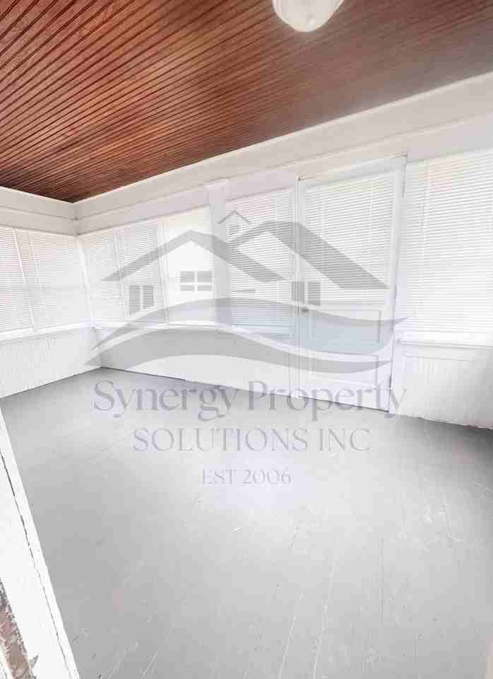 328 N Columbus St - Photo 3 of 10