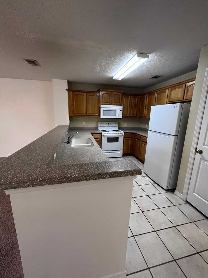 211 Johnson Ct - Photo 3 of 16