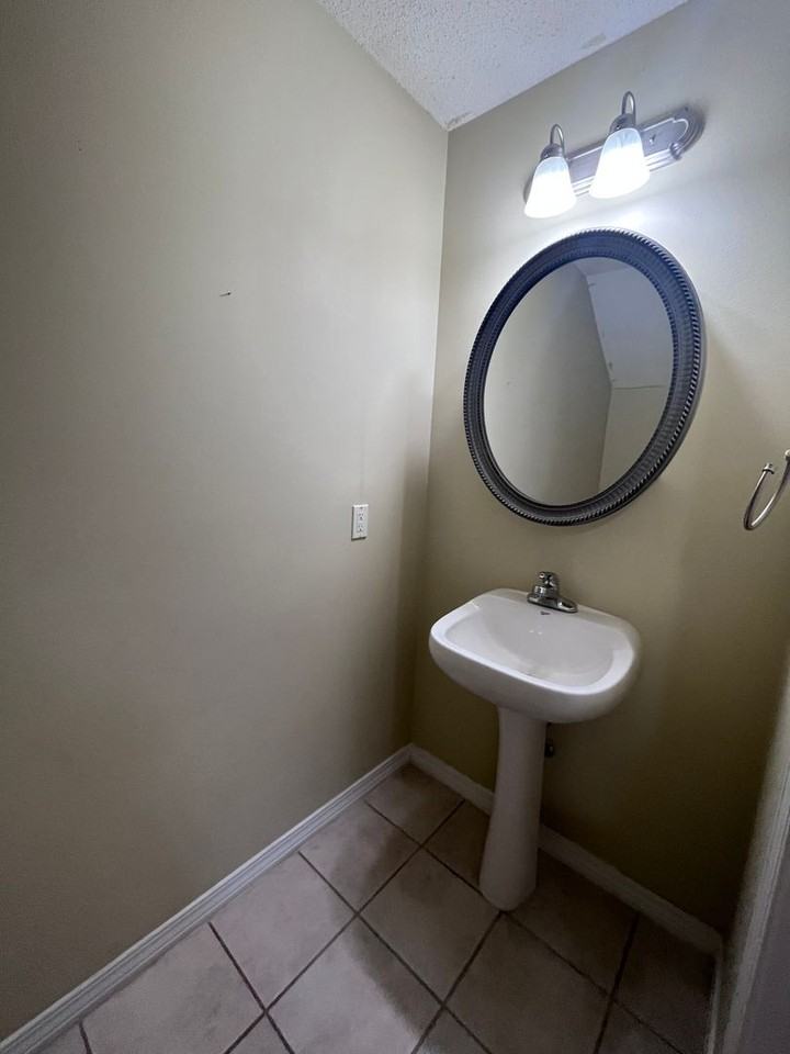 211 Johnson Ct - Photo 6 of 16