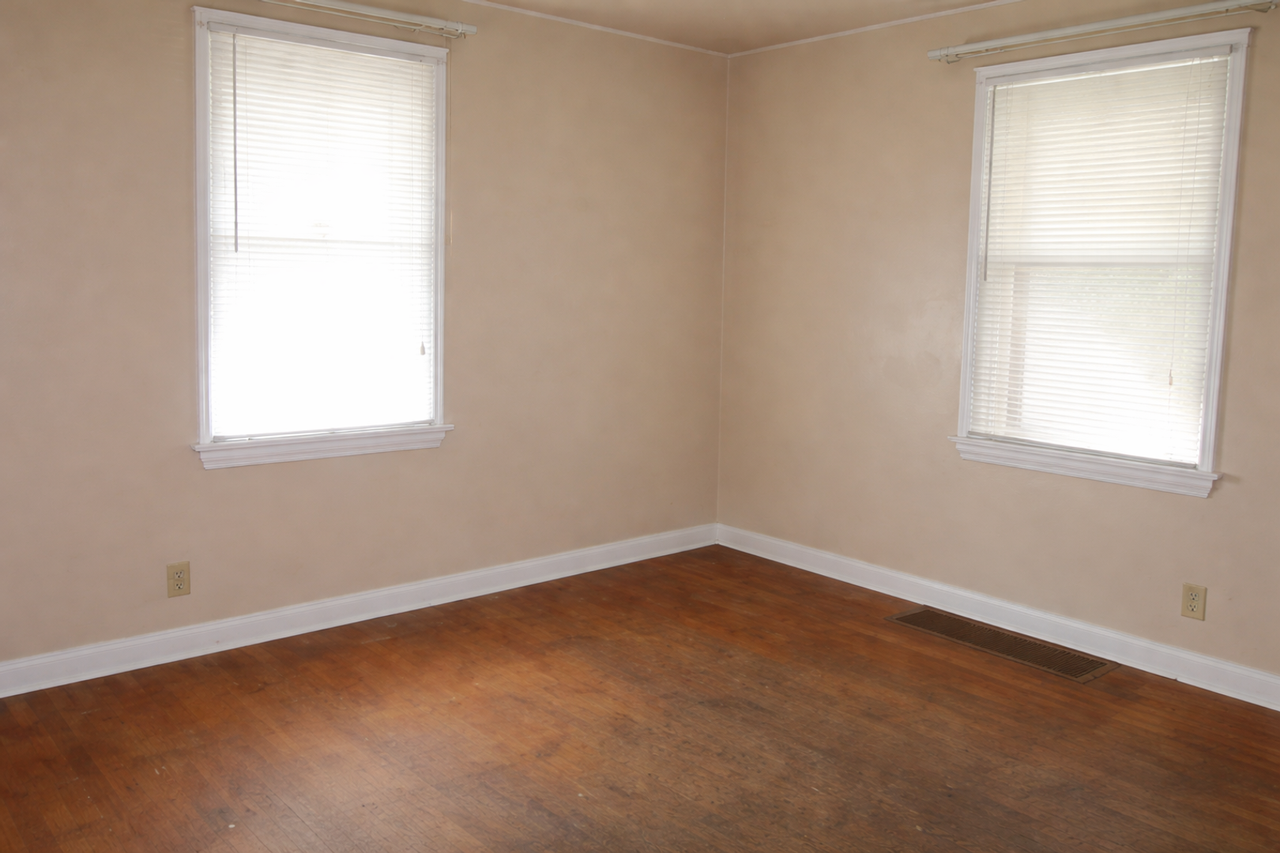 2711 Maple Ave Ne - Photo 4 of 7