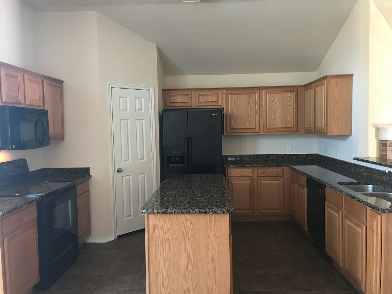 209 Mcclendon Ln - Photo 3 of 17