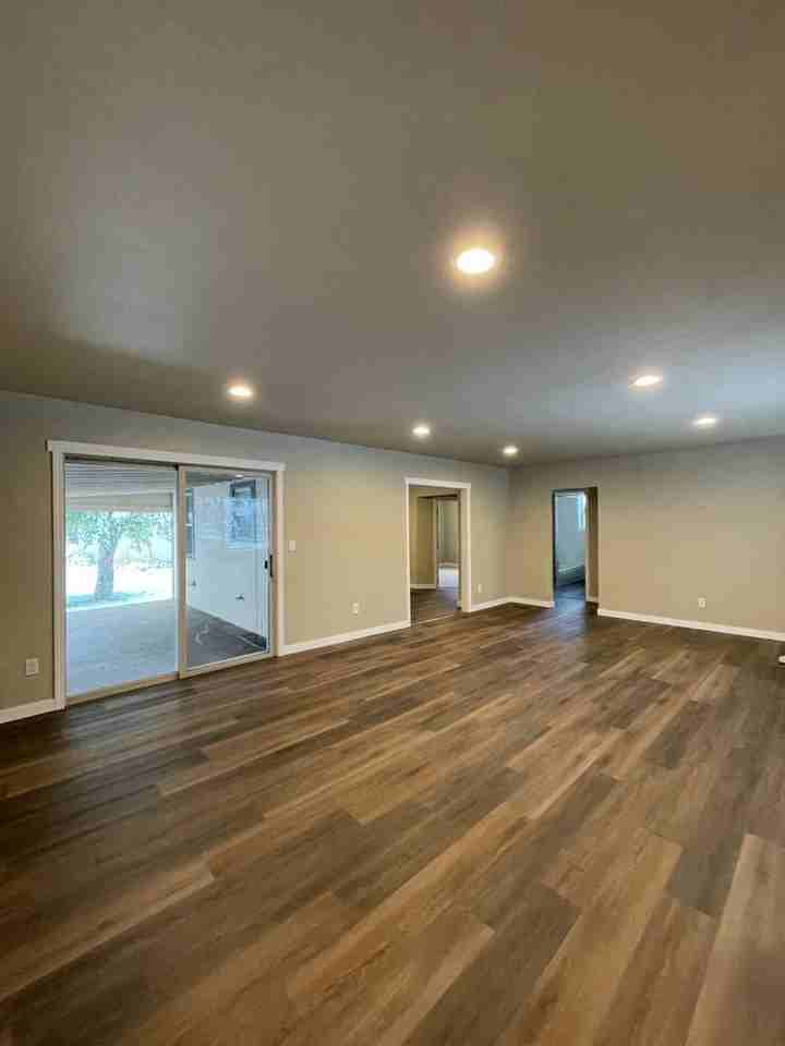 1028 5th Ave E - Photo 3 of 13