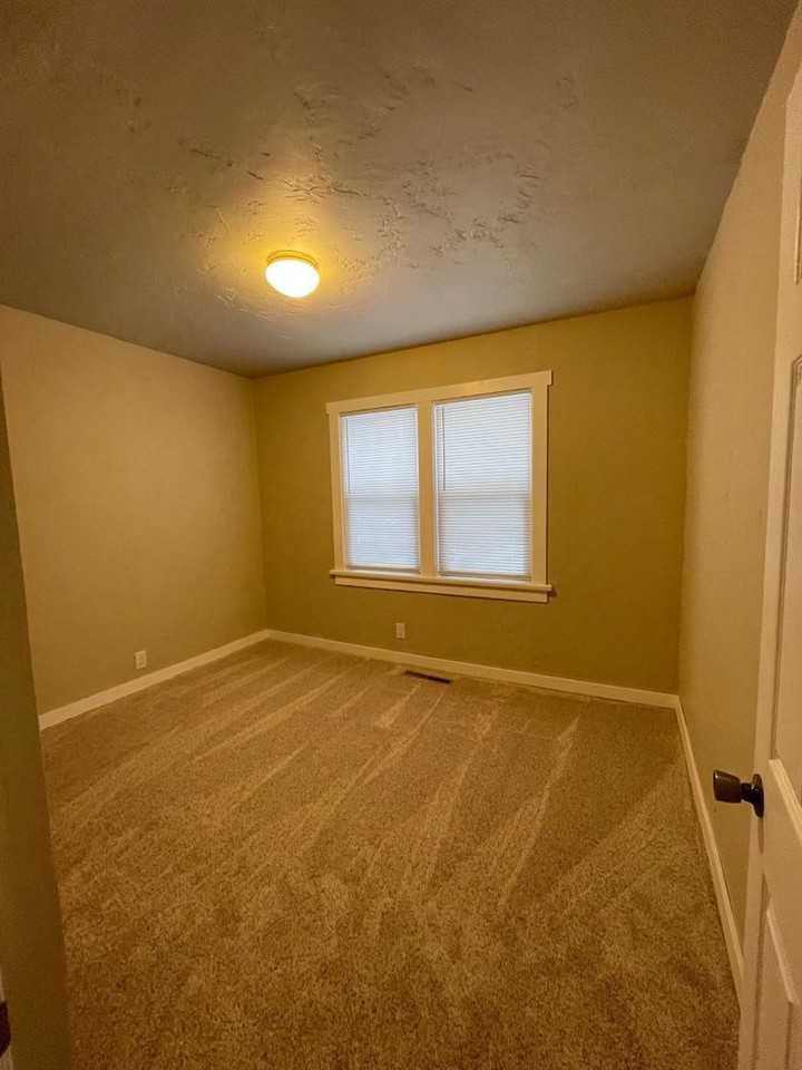 1028 5th Ave E - Photo 5 of 13