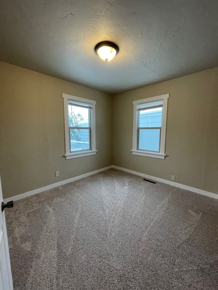 1028 5th Ave E - Photo 7 of 13