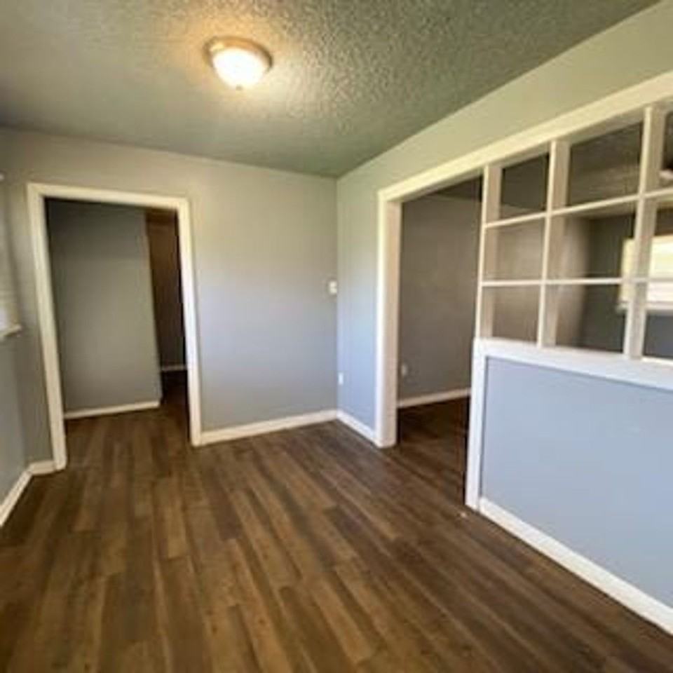 313 52nd St - Photo 4 of 14