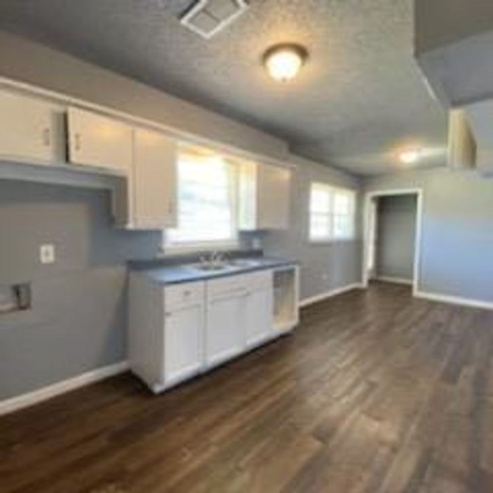 313 52nd St - Photo 7 of 14