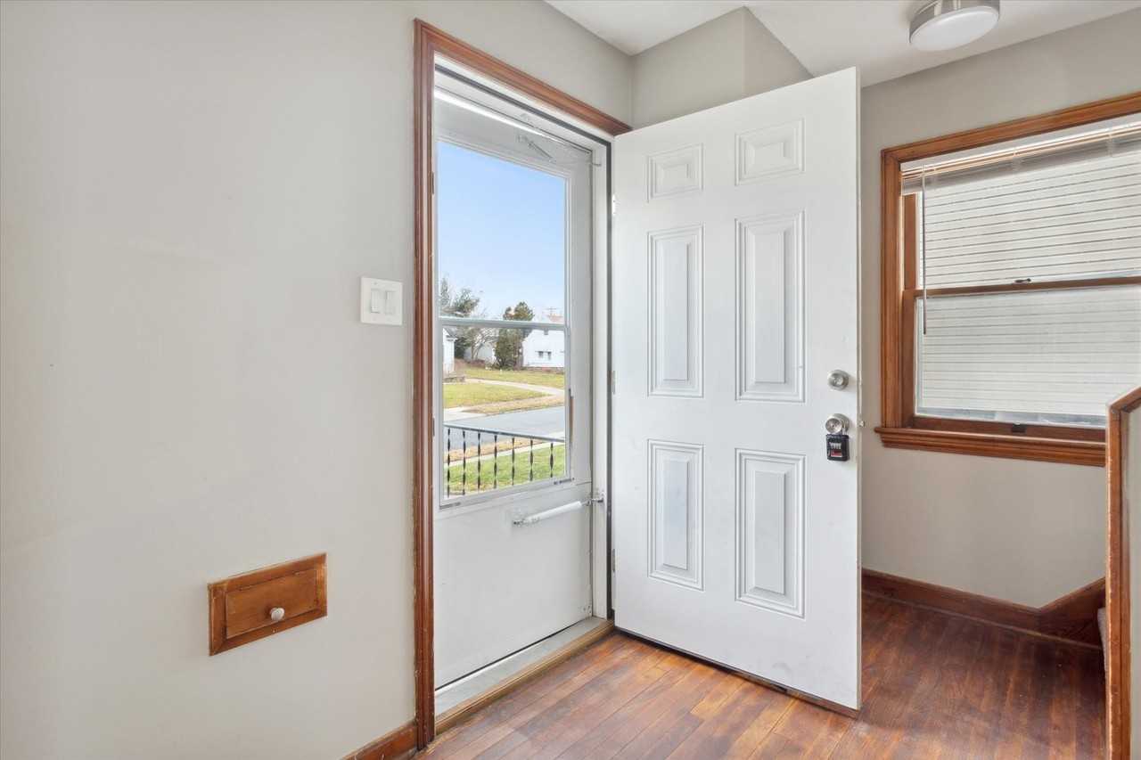 9504 S Highland Ave - Photo 4 of 28