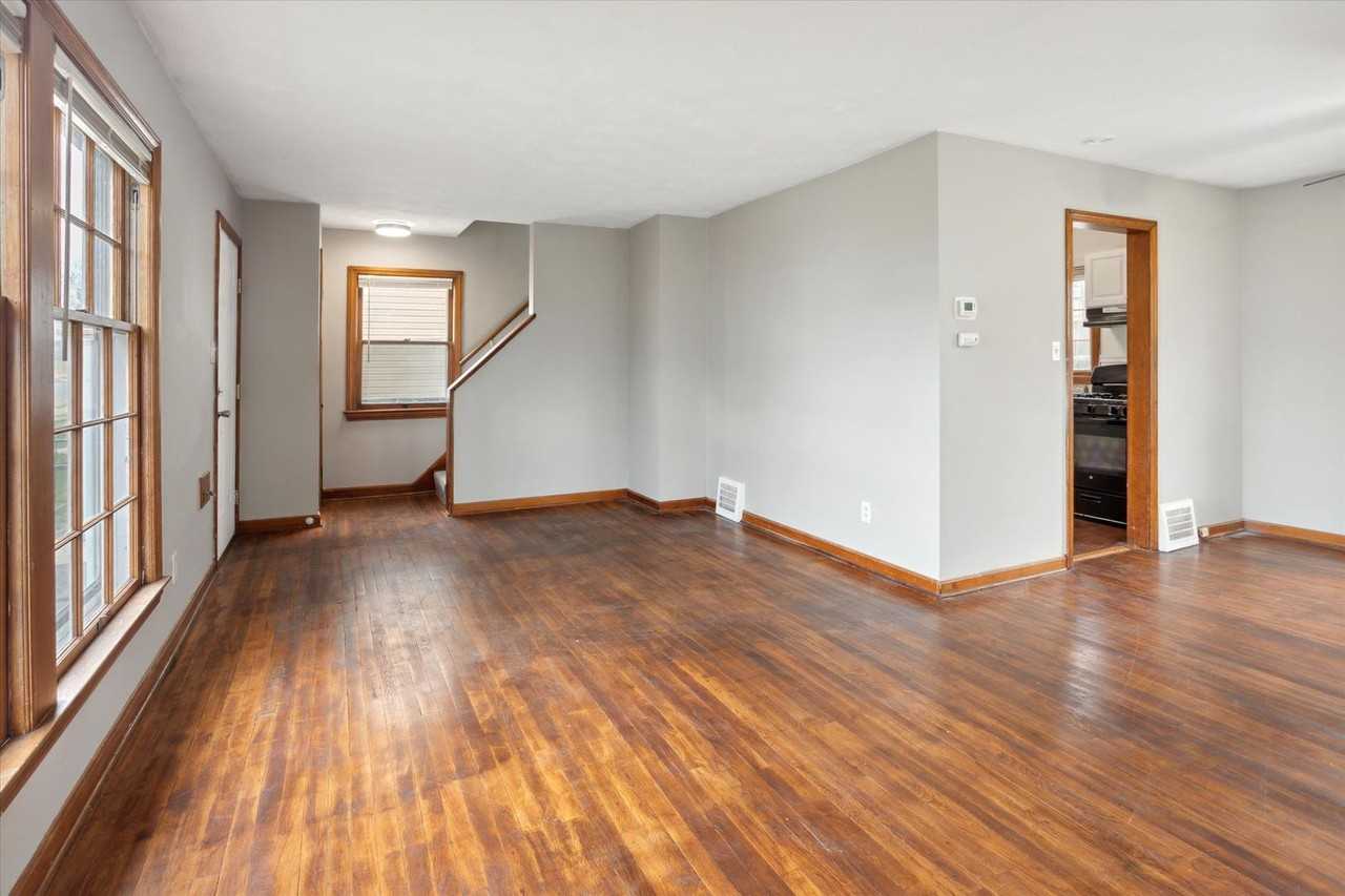 9504 S Highland Ave - Photo 5 of 28