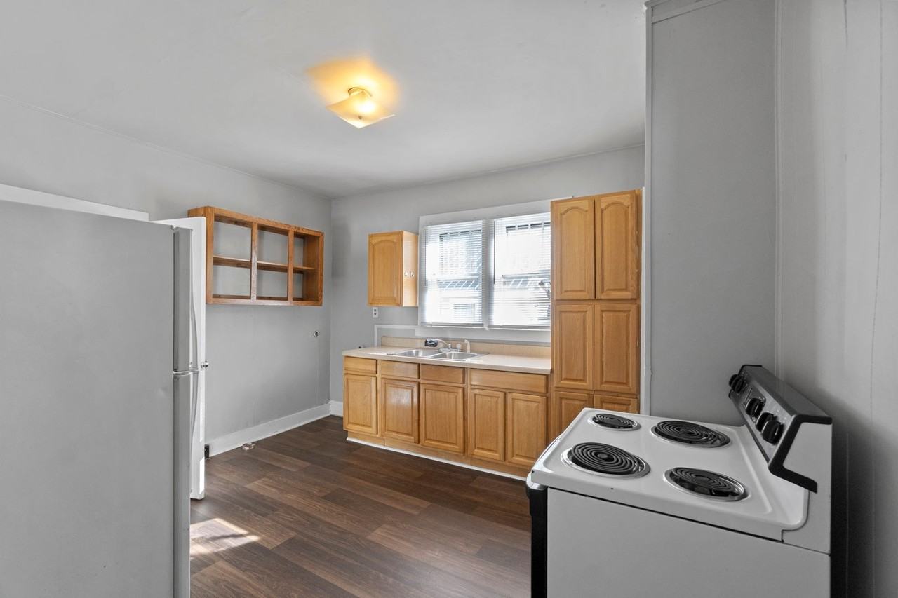 1008 N Boone St - Photo 3 of 23