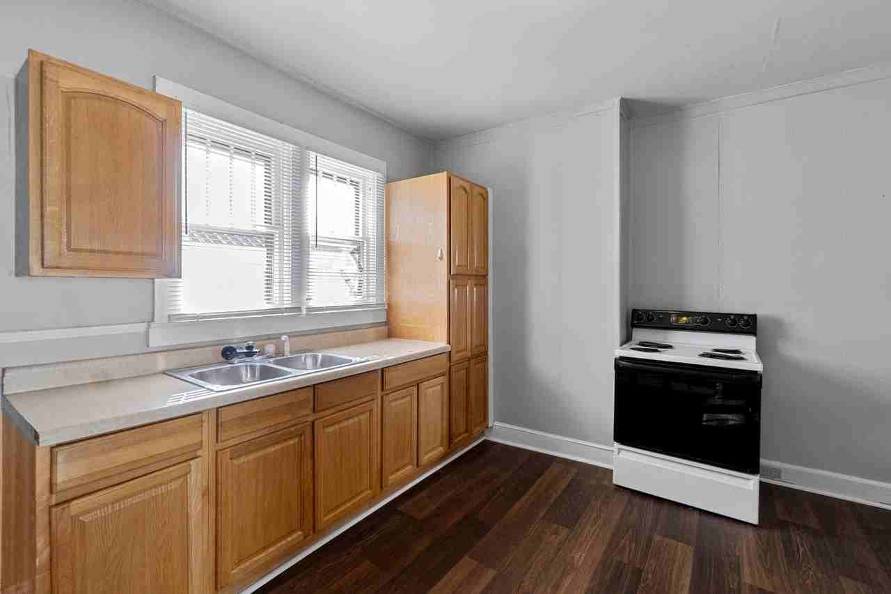 1008 N Boone St - Photo 4 of 23