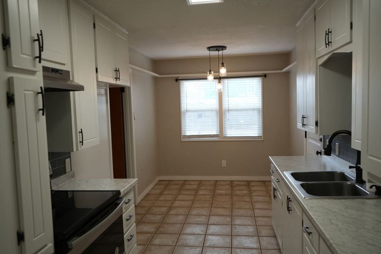 3813 33rd St - Photo 4 of 13