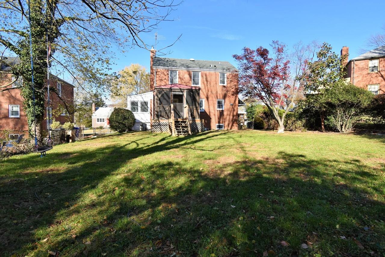 2302 Dexter Ave - Photo 2 of 26