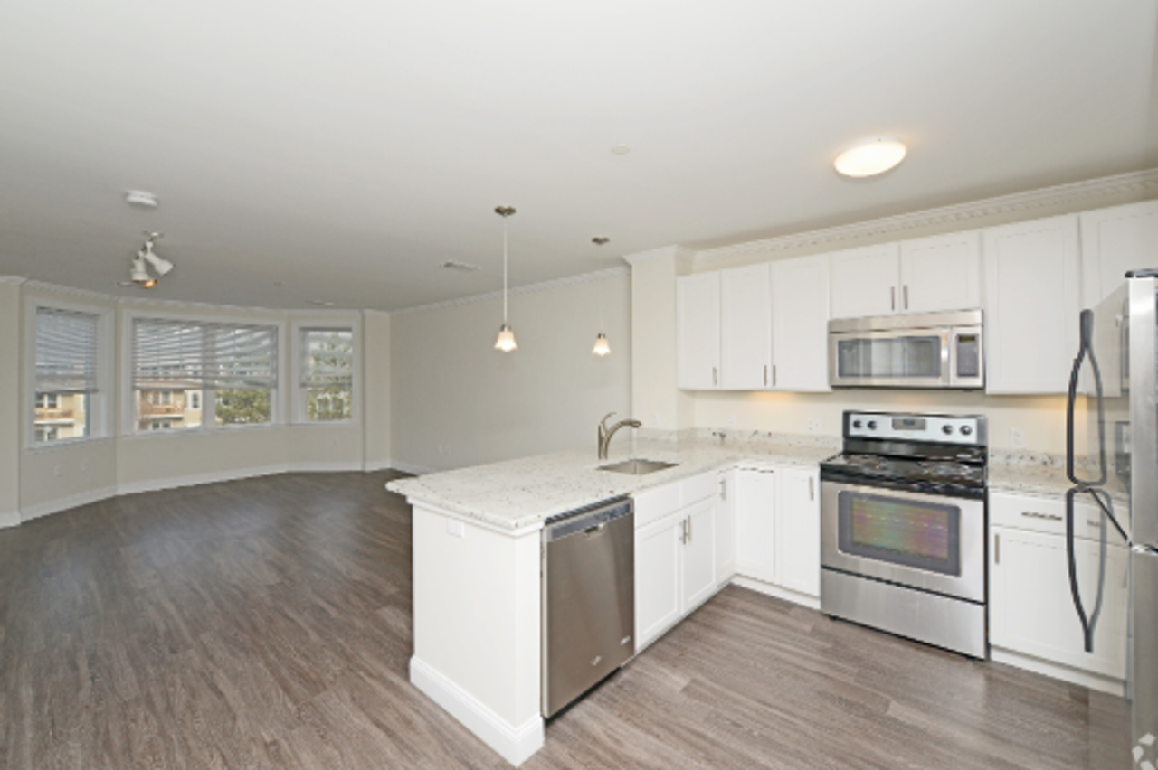 Edgewater Apartments - Photo 4 of 34