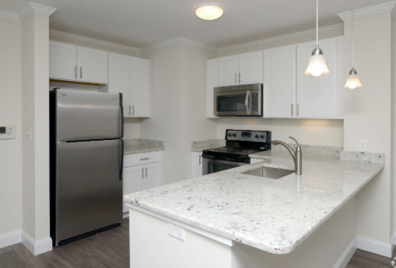 Edgewater Apartments - Photo 5 of 34