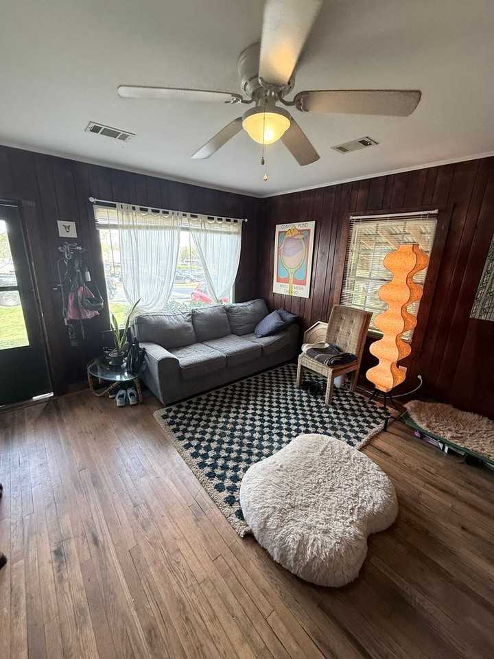 390 Pound St - Photo 2 of 11