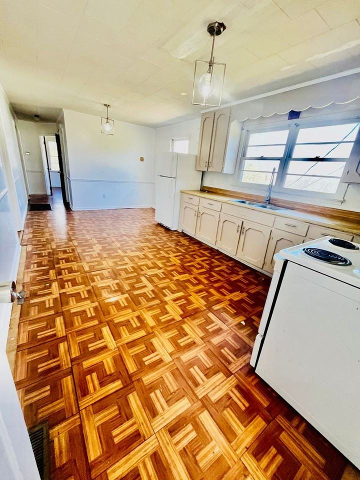 1033 W 33rd St - Photo 5 of 16