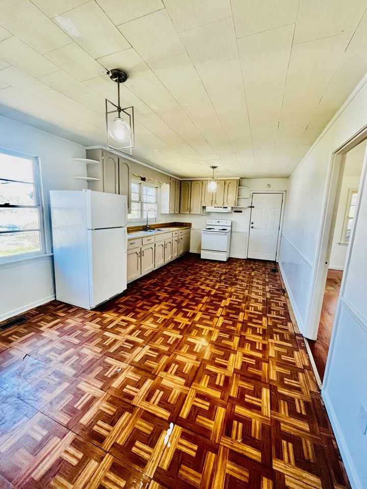 1033 W 33rd St - Photo 6 of 16