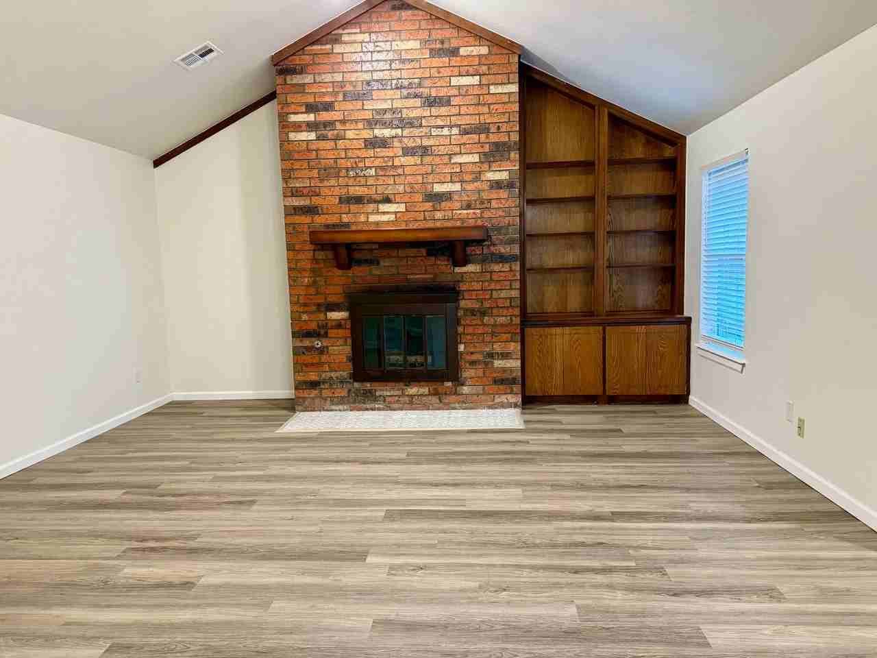 1808 Hillcrest Dr - Photo 4 of 23