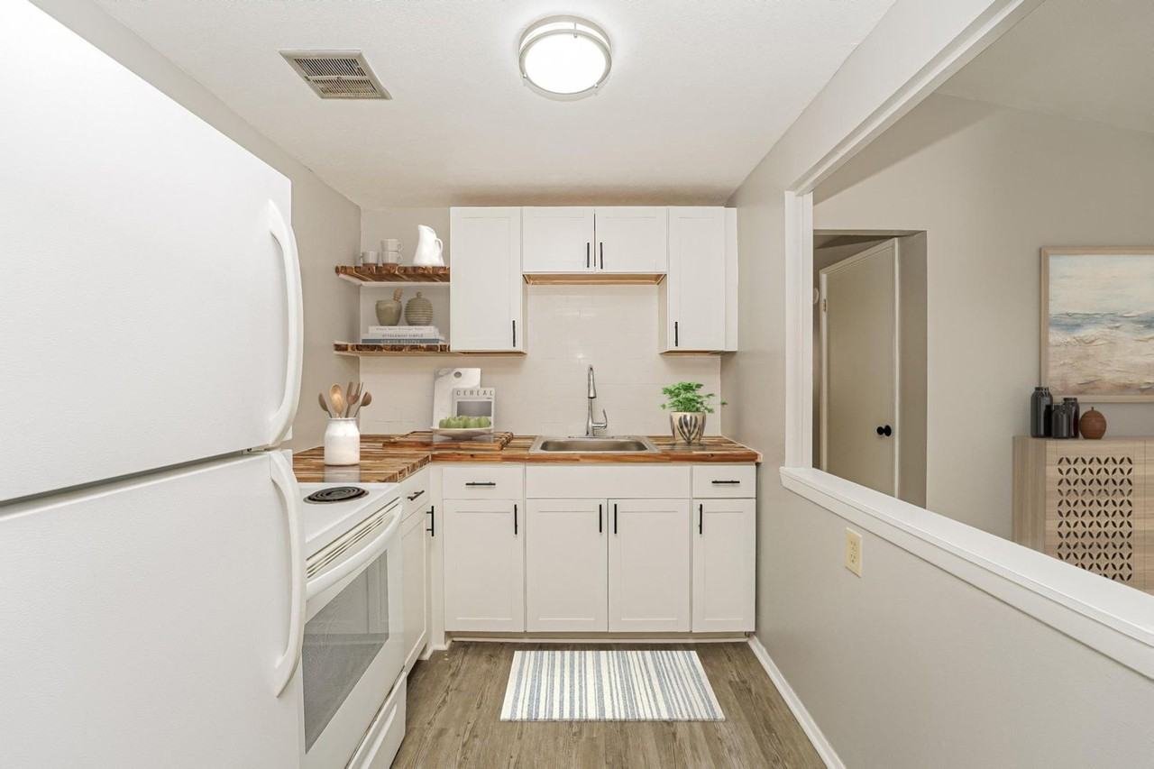 Williamsburg Square Apartments - Photo 3 of 16