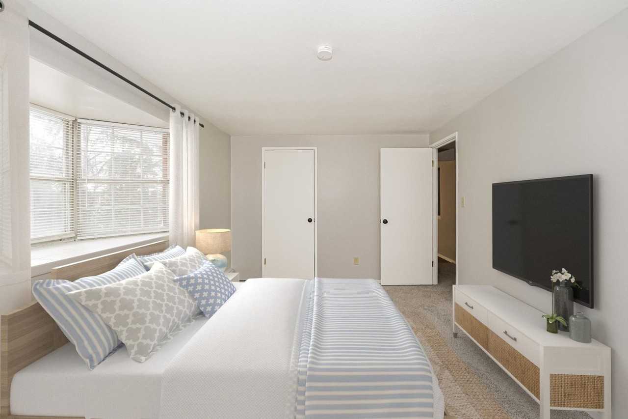 Williamsburg Square Apartments - Photo 4 of 16