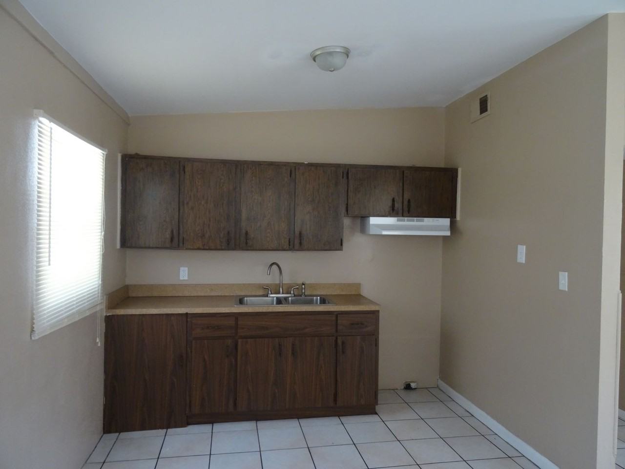 4220 W Laurel St - Photo 2 of 23