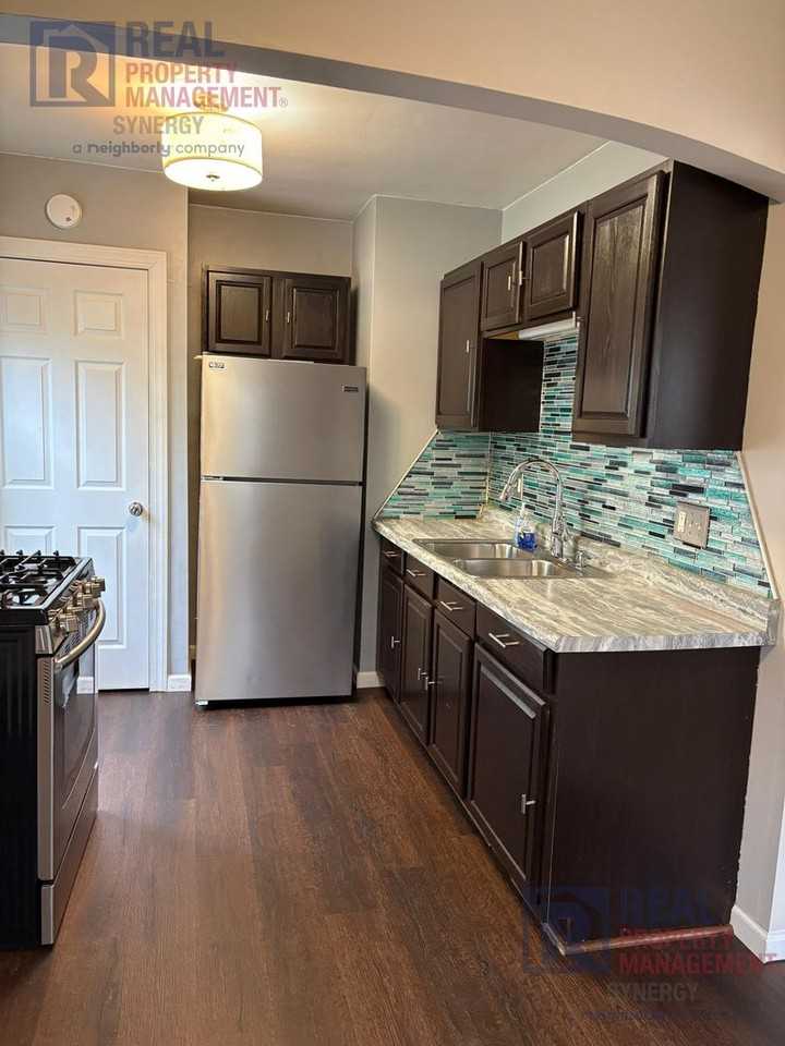 1034 Lincoln Ave - Photo 3 of 13