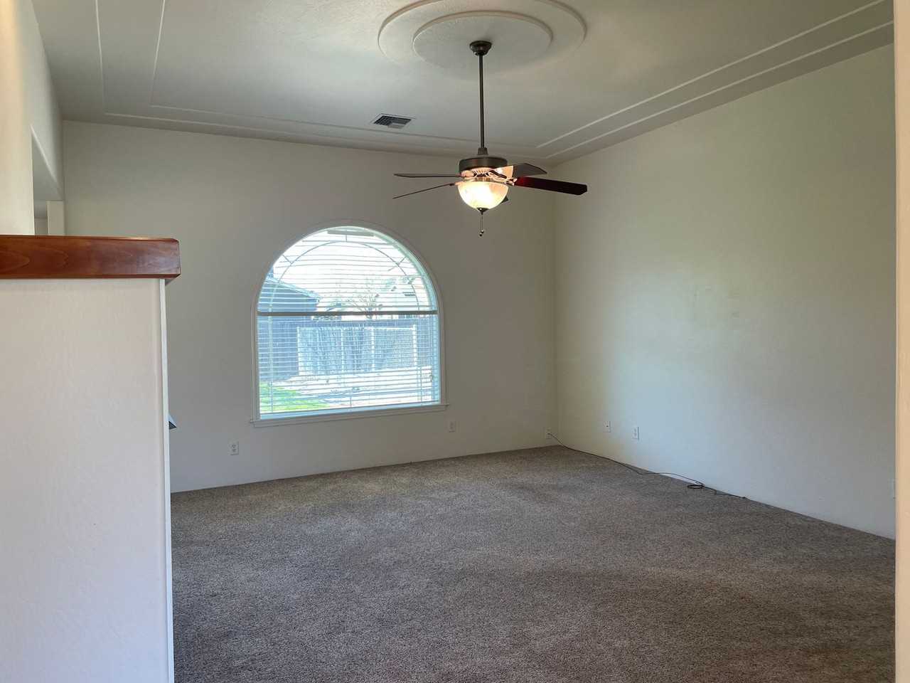 243 Meadowbrook Dr - Photo 4 of 33