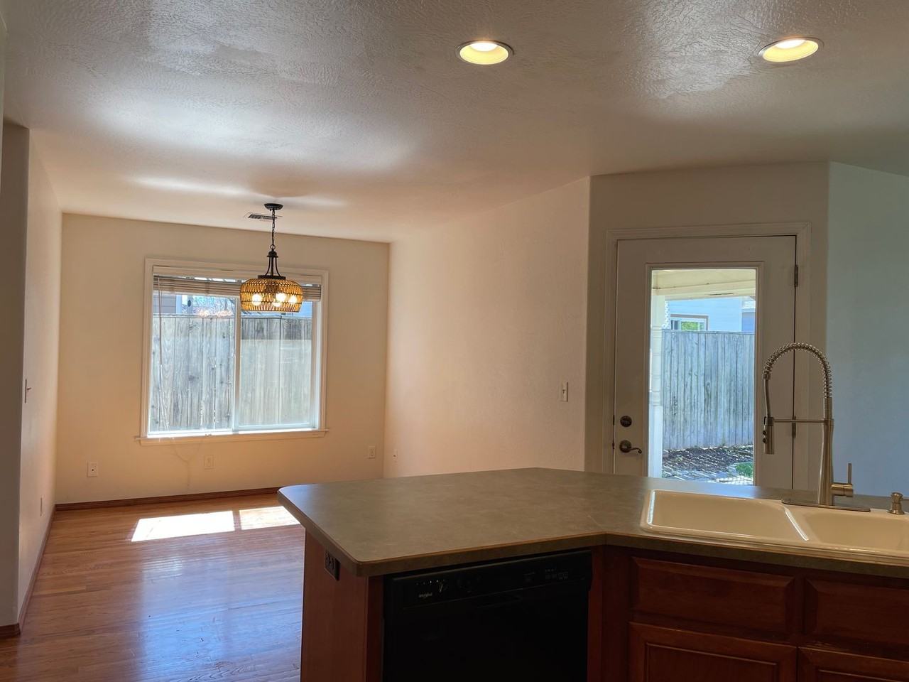 243 Meadowbrook Dr - Photo 7 of 33