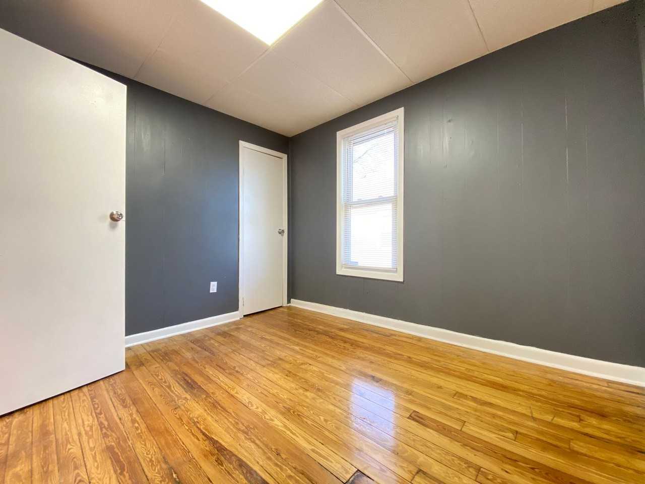 934 Summer St - Photo 5 of 18