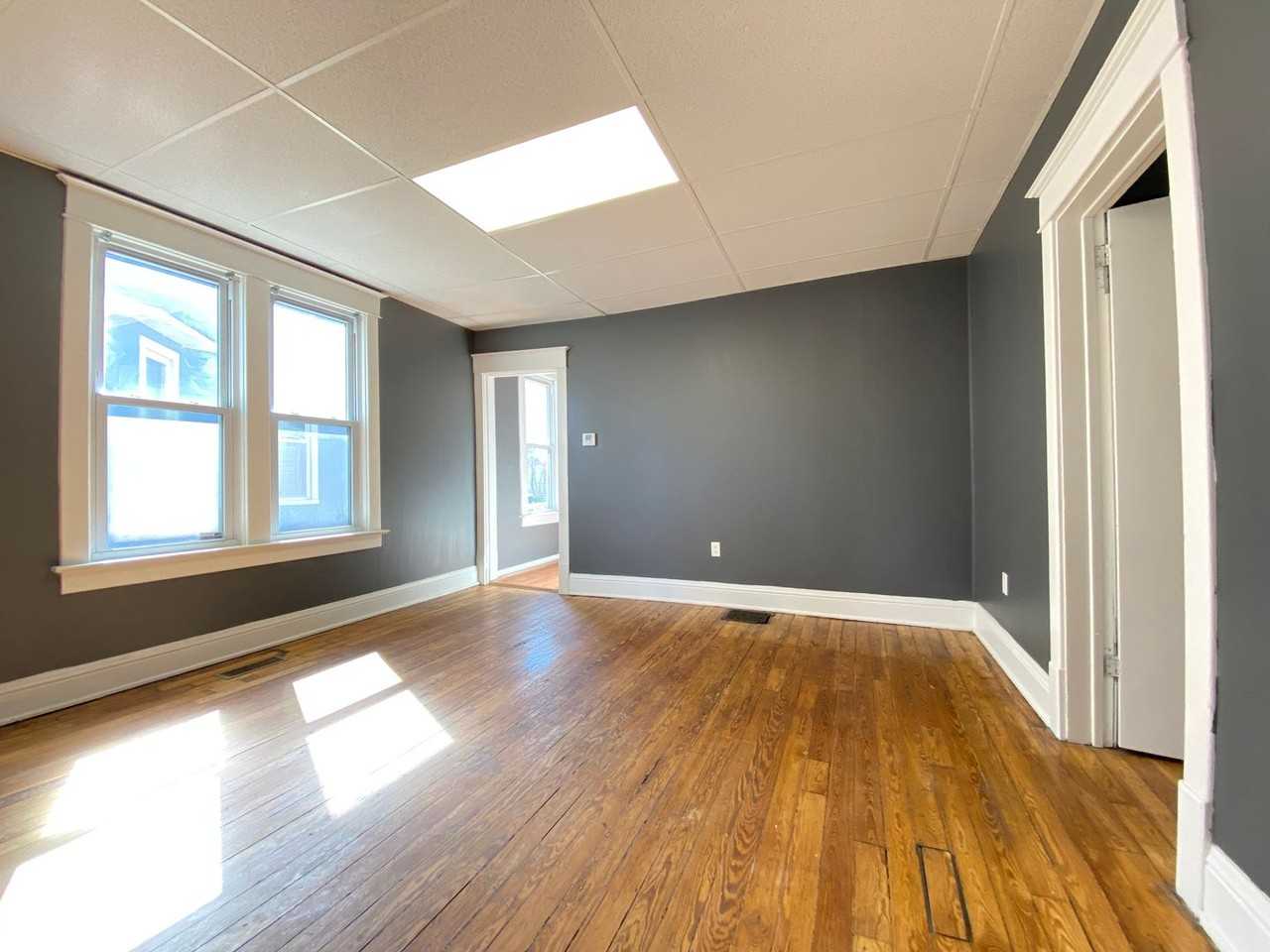 934 Summer St - Photo 6 of 18